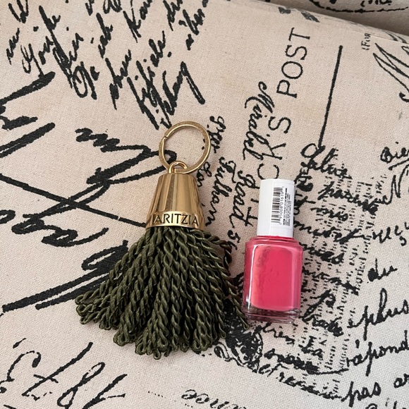LIMITED EDITION Aritzia Keychain - based on the Chateau Marmont Keychain - Picture 5 of 6